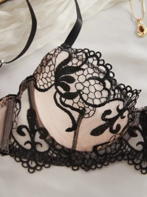 1-Piece Set Of Black Sexy Lingerie With Mesh And Embroidery Bandeau Bra