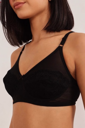 Non-Padded Non-Wired Full Cup Bra & Bikini Panty Set In Black - Lace